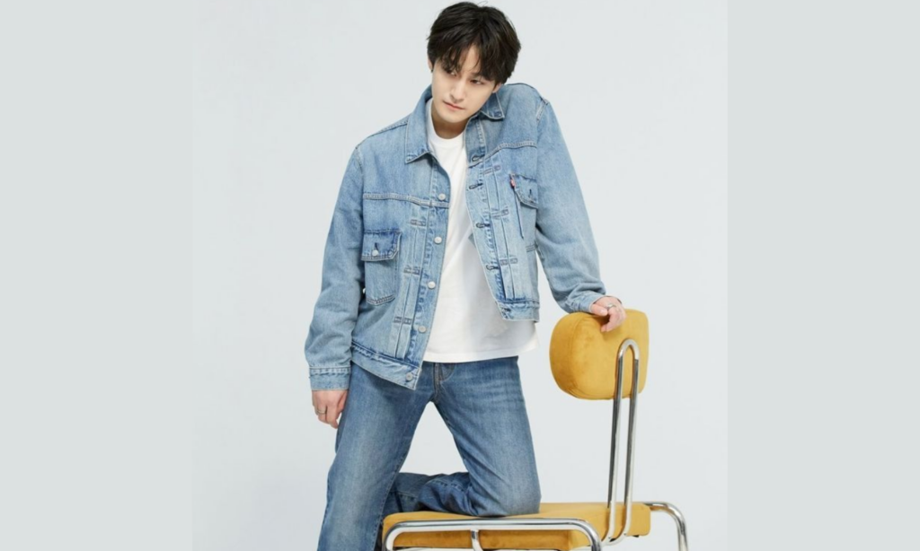 Lima Gaya Santai Kim Bum Saat Day Out, Aura Boyfriend Materialnya Makin Terasa