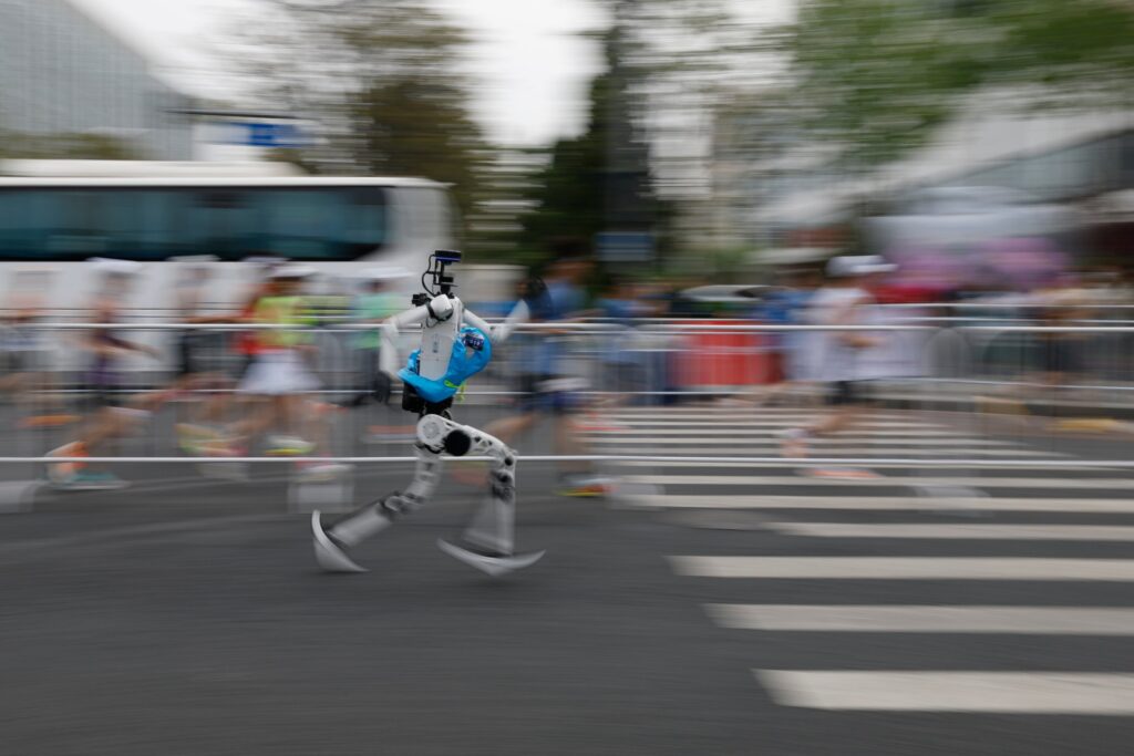 Robot Humanoid Lebih Cepat Dari Pelari Di Beijing, Sinyal Besar Lompatan AI China