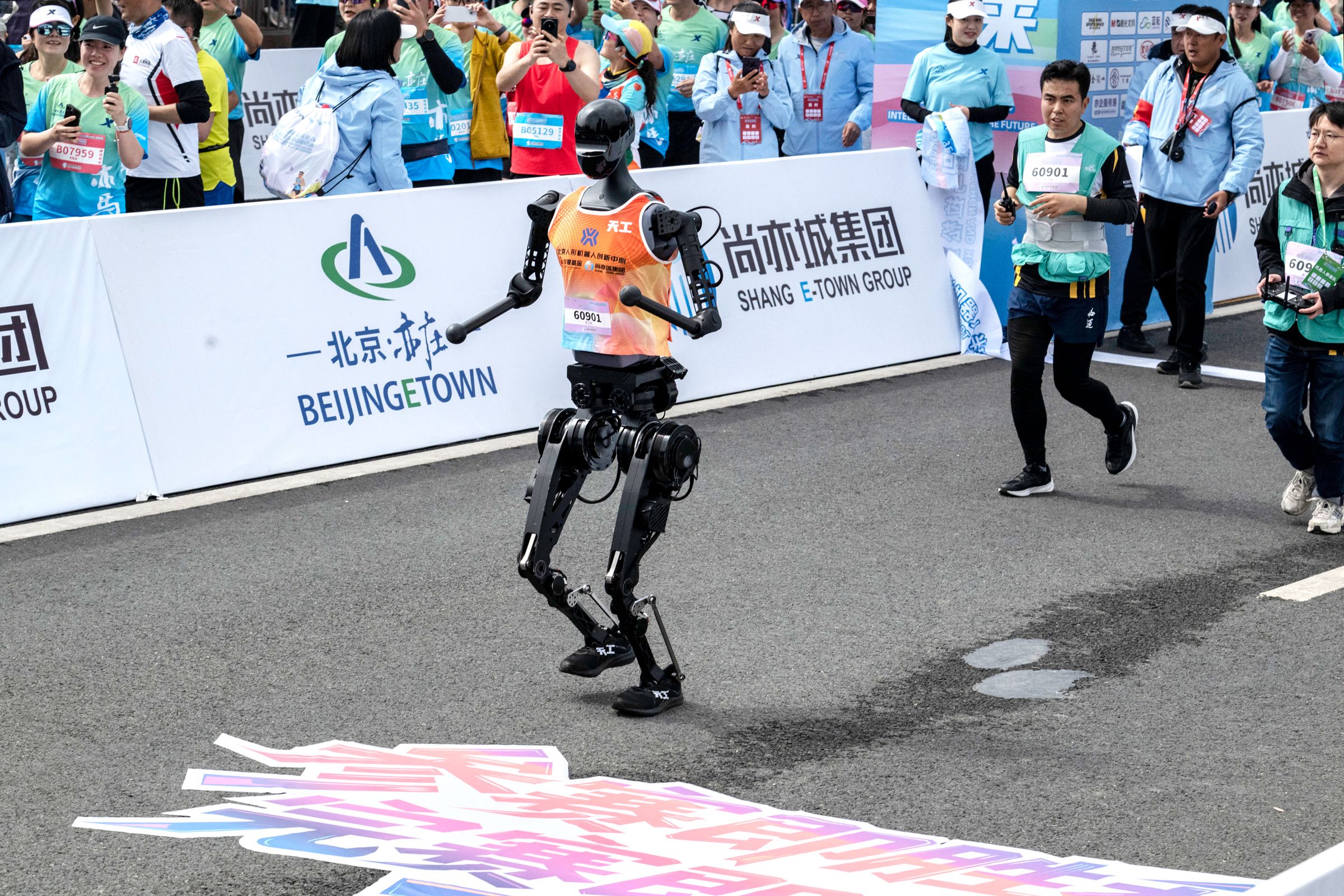 Robot Humanoid Menyalip Pelari Terbaik Di Beijing, Rekor Baru Bikin Publik Waspada