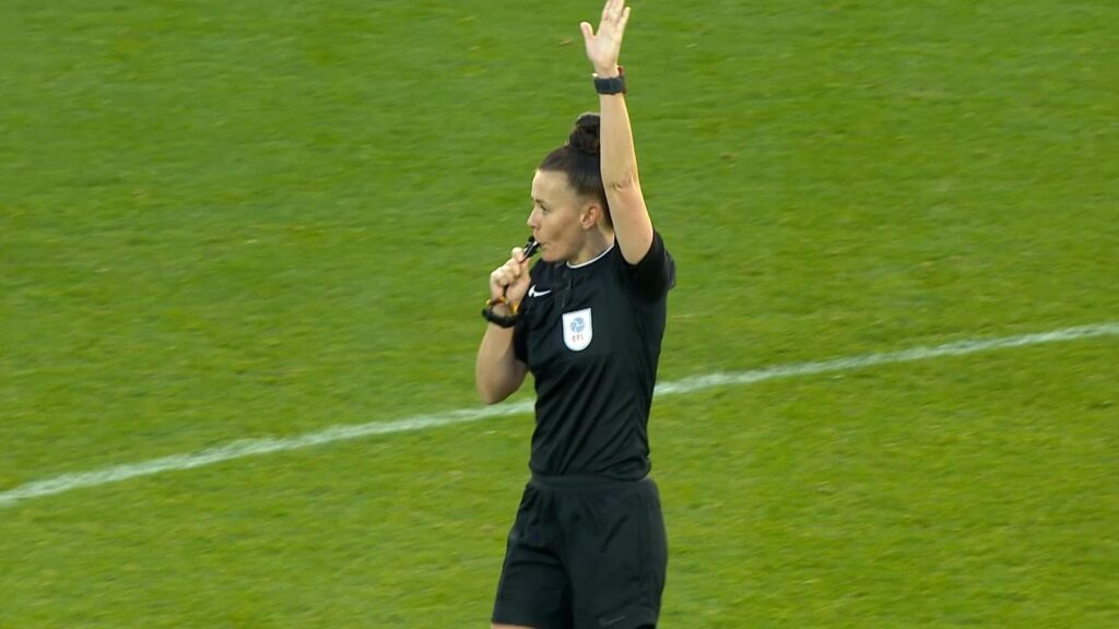 EFL Pertahankan Wasit Tradisional, FVS Dan Video Review Ditolak Demi Menjaga Tempo Liga