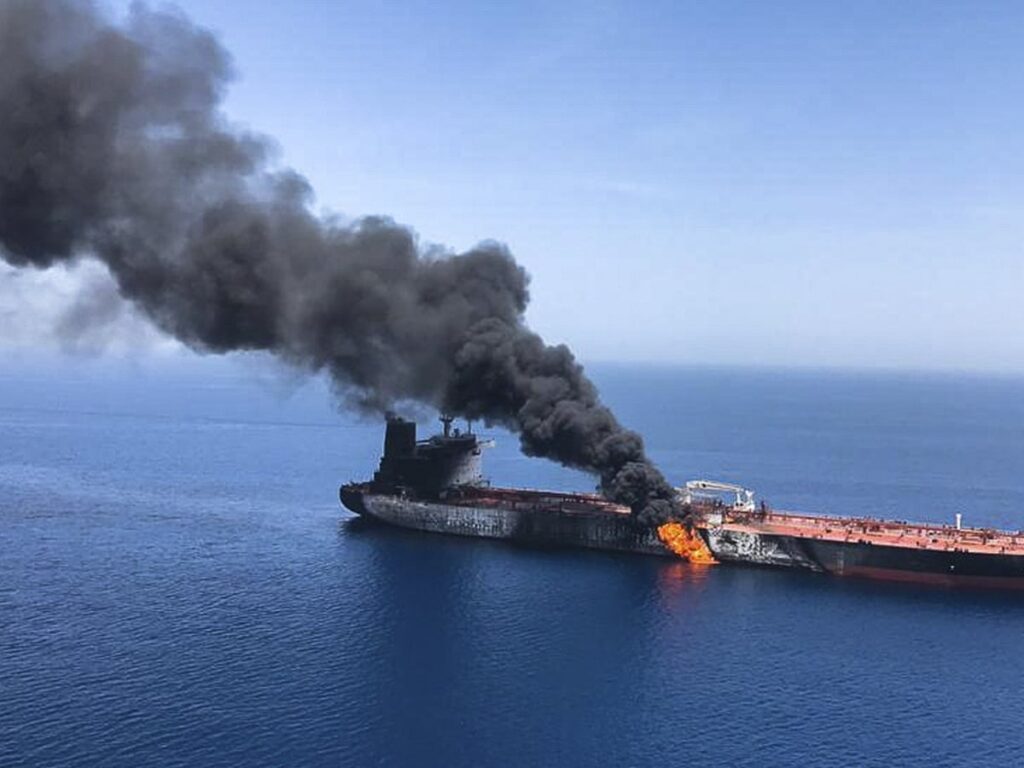 Harga Minyak Anjlok 11 Persen, Iran Kembali Membuka Selat Hormuz untuk Kapal Niaga