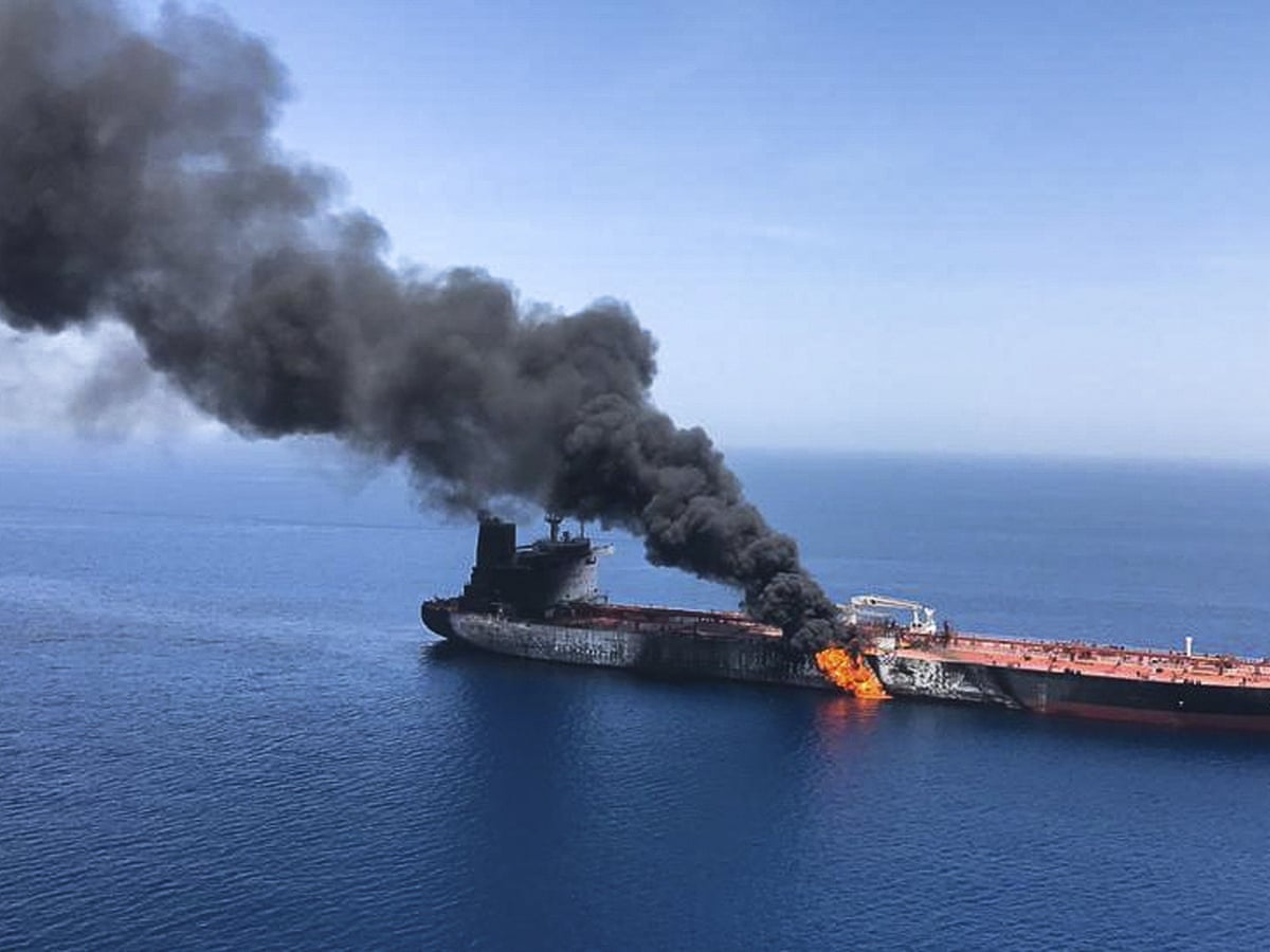 Harga Minyak Anjlok 11 Persen, Iran Kembali Membuka Selat Hormuz untuk Kapal Niaga