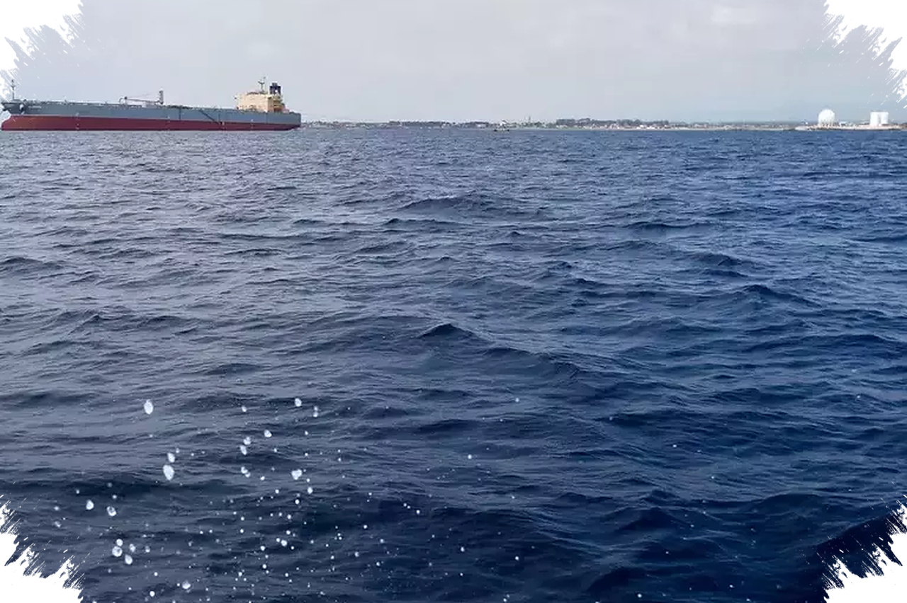 Serangan Di Mulut Selat Hormuz Picu Kebakaran Tanker China, Pasokan Minyak Global Tertekan Lagi