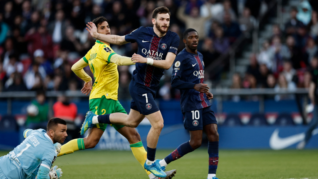 Kvaratskhelia Tembus 10 Gol Liga Champions, Kini Mengintai Rekor Besar Milik Zlatan di PSG