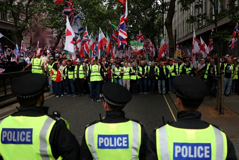 4.000 Polisi Dikerahkan di London, Aksi Imigrasi dan Palestina Berjalan Ketat Seiring Ketegangan Meningkat