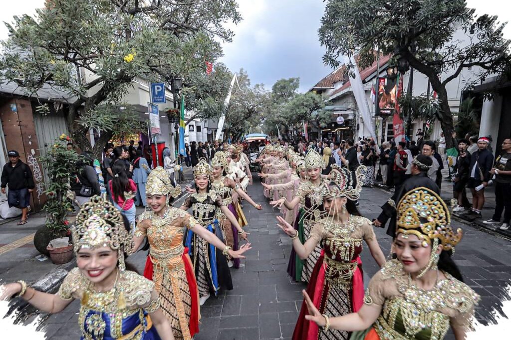 Kirab Mahkota Binokasih Menarik Ribuan Warga Ke Gedung Sate, Warisan Sunda Kembali Hidup