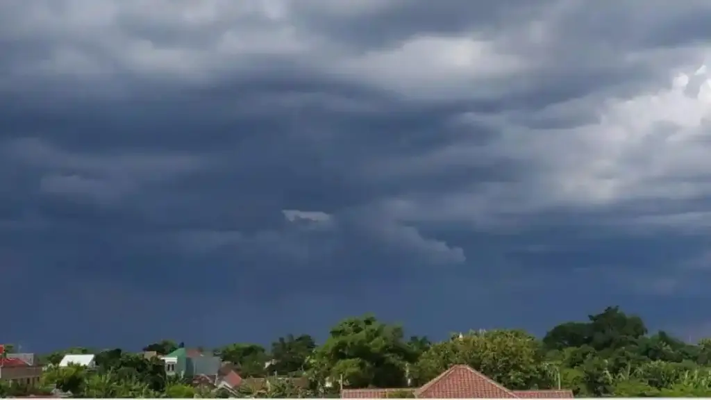 Pacitan Hingga Banyuwangi Perlu Waspada, Awan Tebal dan Kabut Asap Menyelimuti Sejumlah Wilayah Jawa Timur
