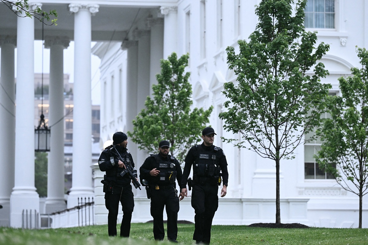 Trump Dievakuasi Dari Dekat Gedung Putih, Tembakan Picu Kepanikan Di Washington