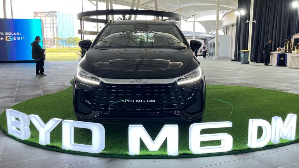 Hybrid Pintar dan Kabin Lega, BYD M6 DM Tawarkan MPV Keluarga yang Lebih Mewah
