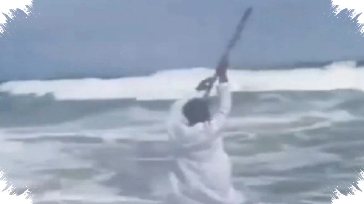 Ombak Menghantam Ebo Noah Saat Aksi di Tepi Laut, Warga Menyaksikan Langsung Pemandangan Memalukan