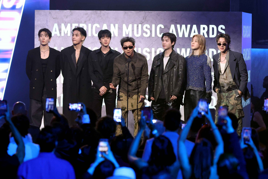 Kalahkan Deretan Nama Besar, BTS Bawa Pulang Piala Song of the Summer di AMAs 2026