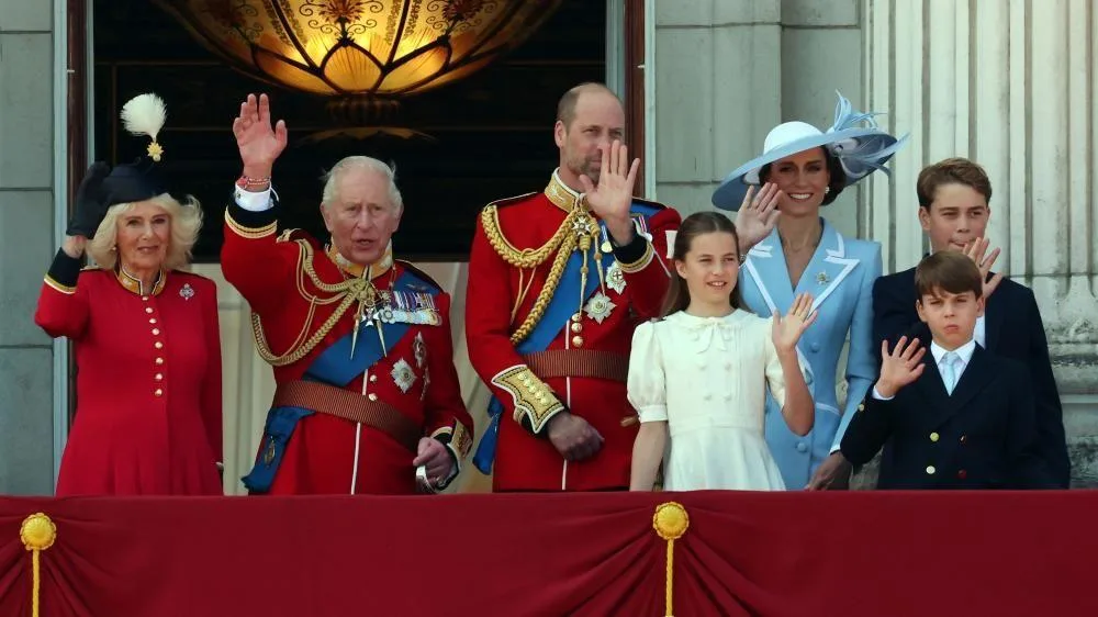 Balutan Tradisi dan Sorak Publik, Trooping the Colour Tampilkan Suksesi Kerajaan di London