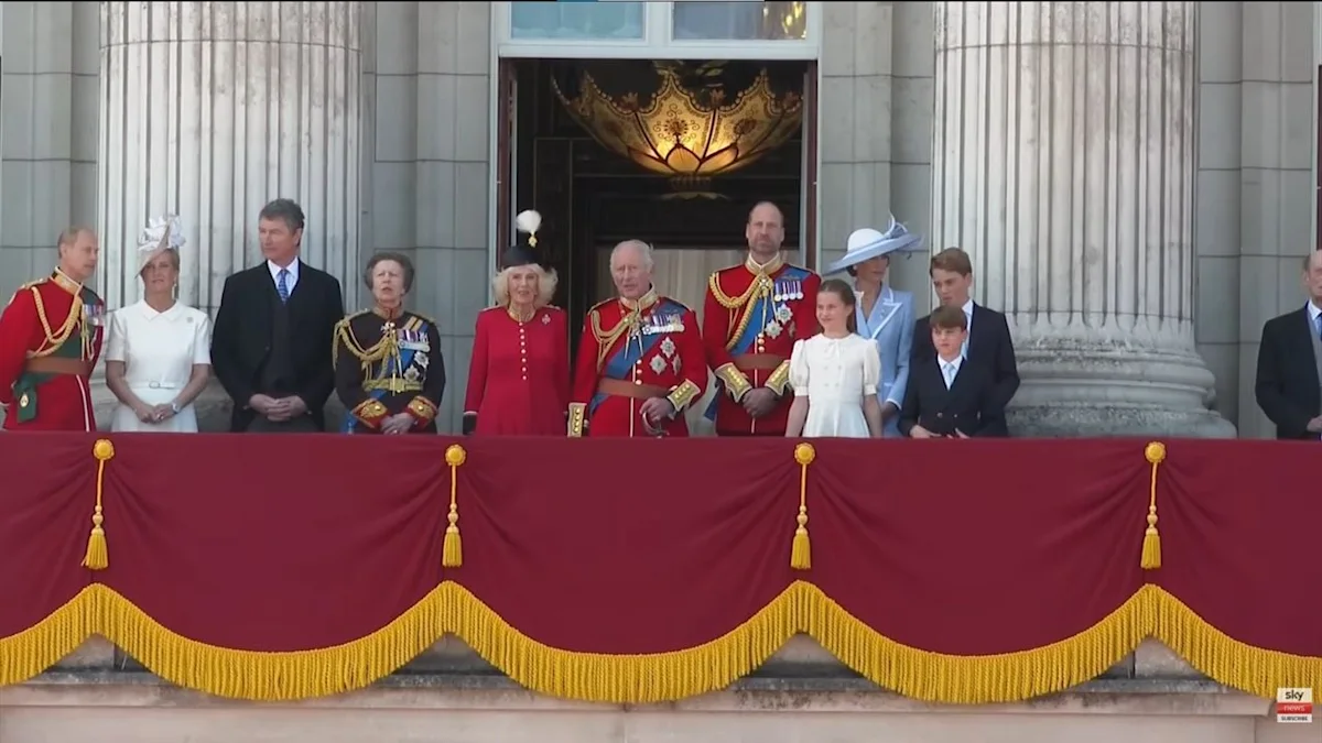 Balkon Kerajaan Dipersempit di Trooping the Colour, Charles Tunjukkan Pola Baru