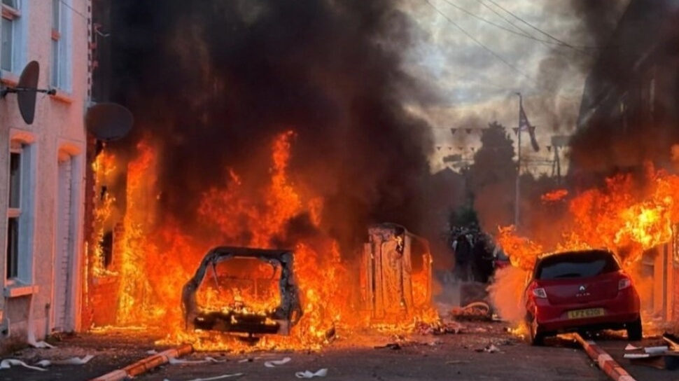 Belfast Dilanda Kekerasan, Rumah dan Bus Warga Asing Dibakar Massa