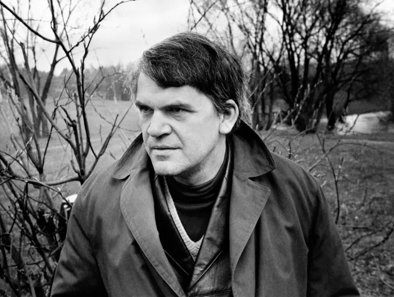 Di Brno, Milan Kundera dan Vera Akhirnya Beristirahat dengan Nisan yang Melayang