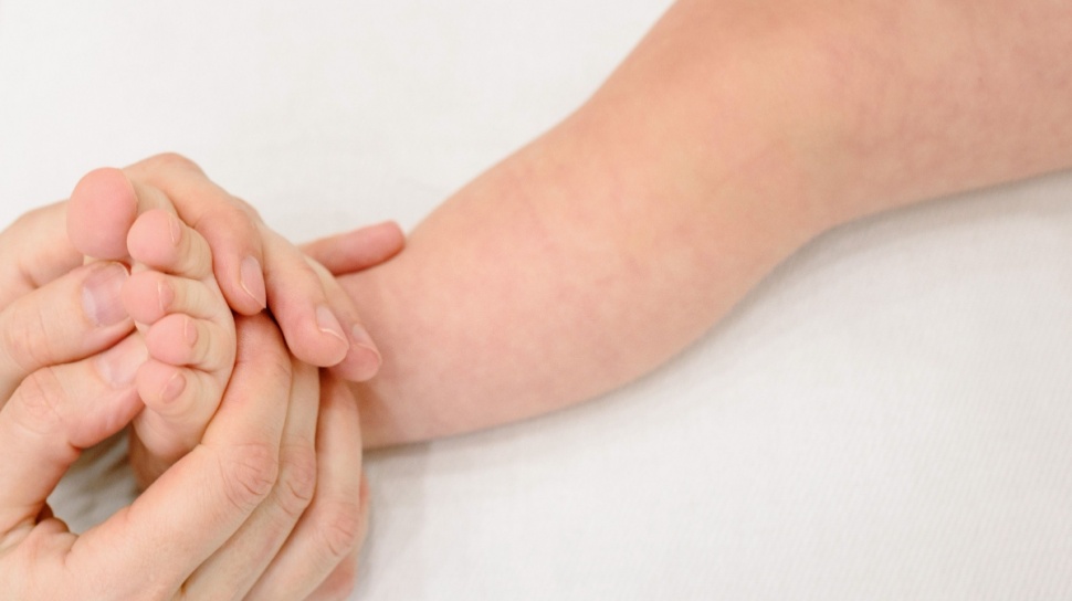 Skin Barrier Lemah Bikin Eksim Bayi Mudah Kambuh, Cara Menjaganya Bukan Sekadar Oles Pelembap