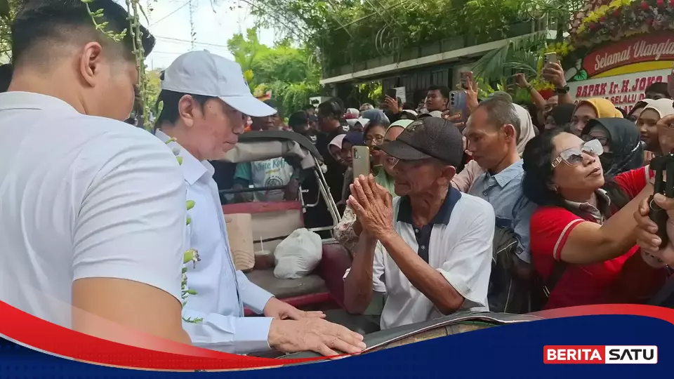 500 Tukang Becak Padati Rumah Jokowi, Sembako Ulang Tahun Dibagikan Langsung