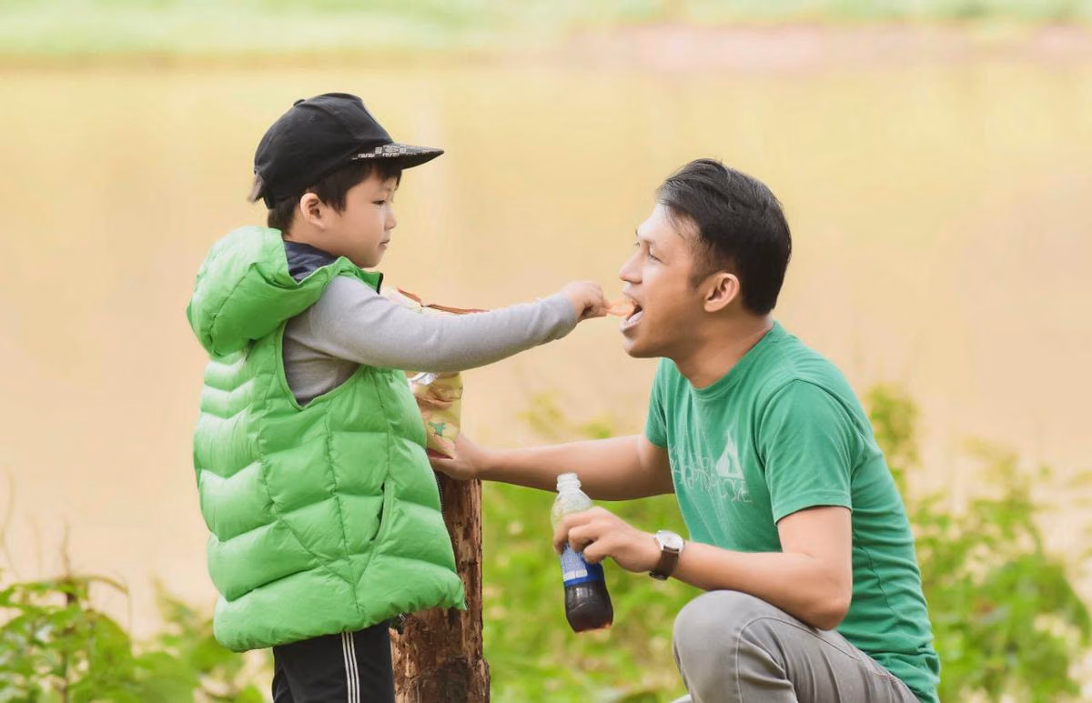 7 Stigma yang Membuat Perjuangan Ayah Tunggal Terasa Semakin Berat