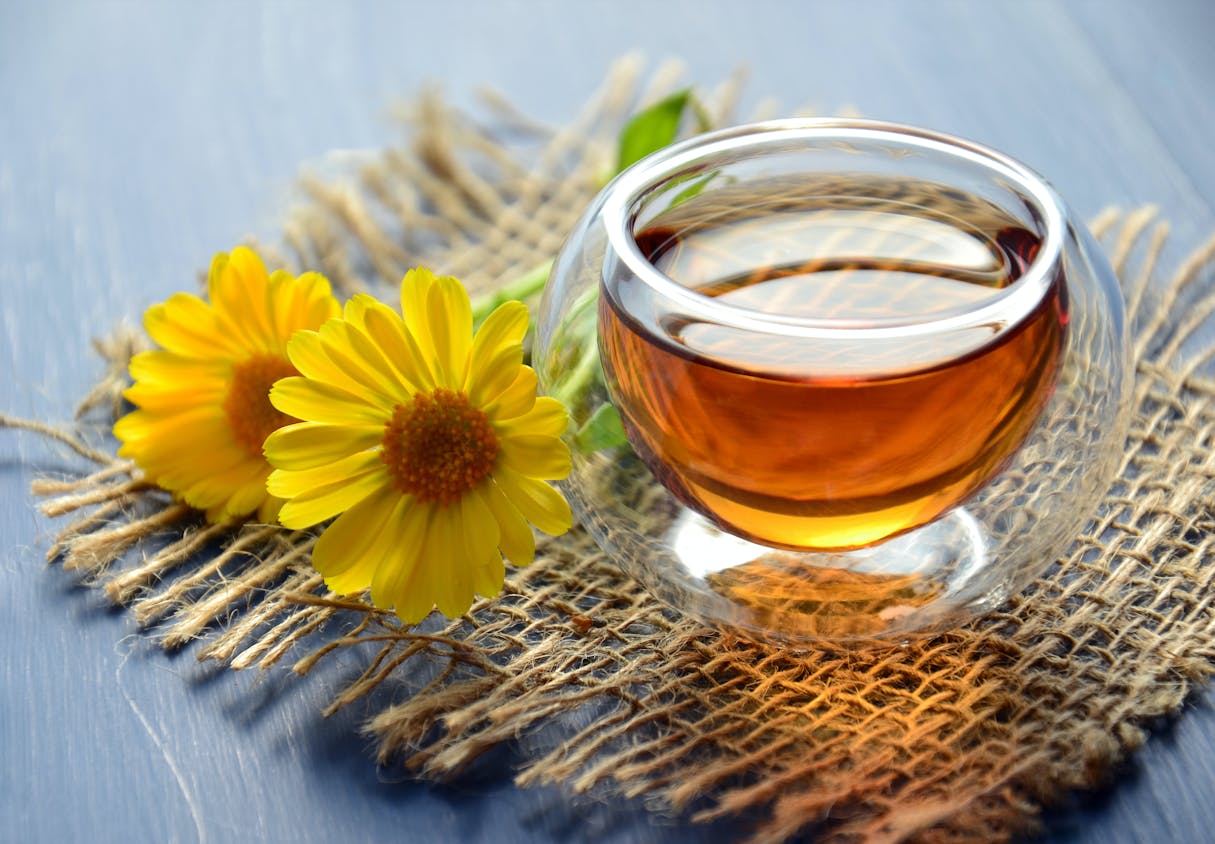3 Manfaat Teh Chamomile yang Paling Terasa Sebelum Tidur, dari Rileks hingga Redakan Kram