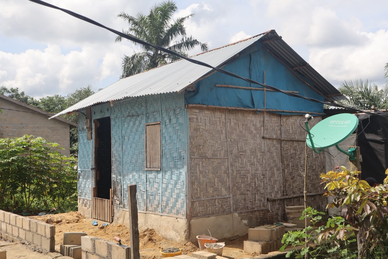 Rumah Kayu Bambu Sri Rahayu Dibedah Polres Rohil, Finishing Masuk Tahap Akhir