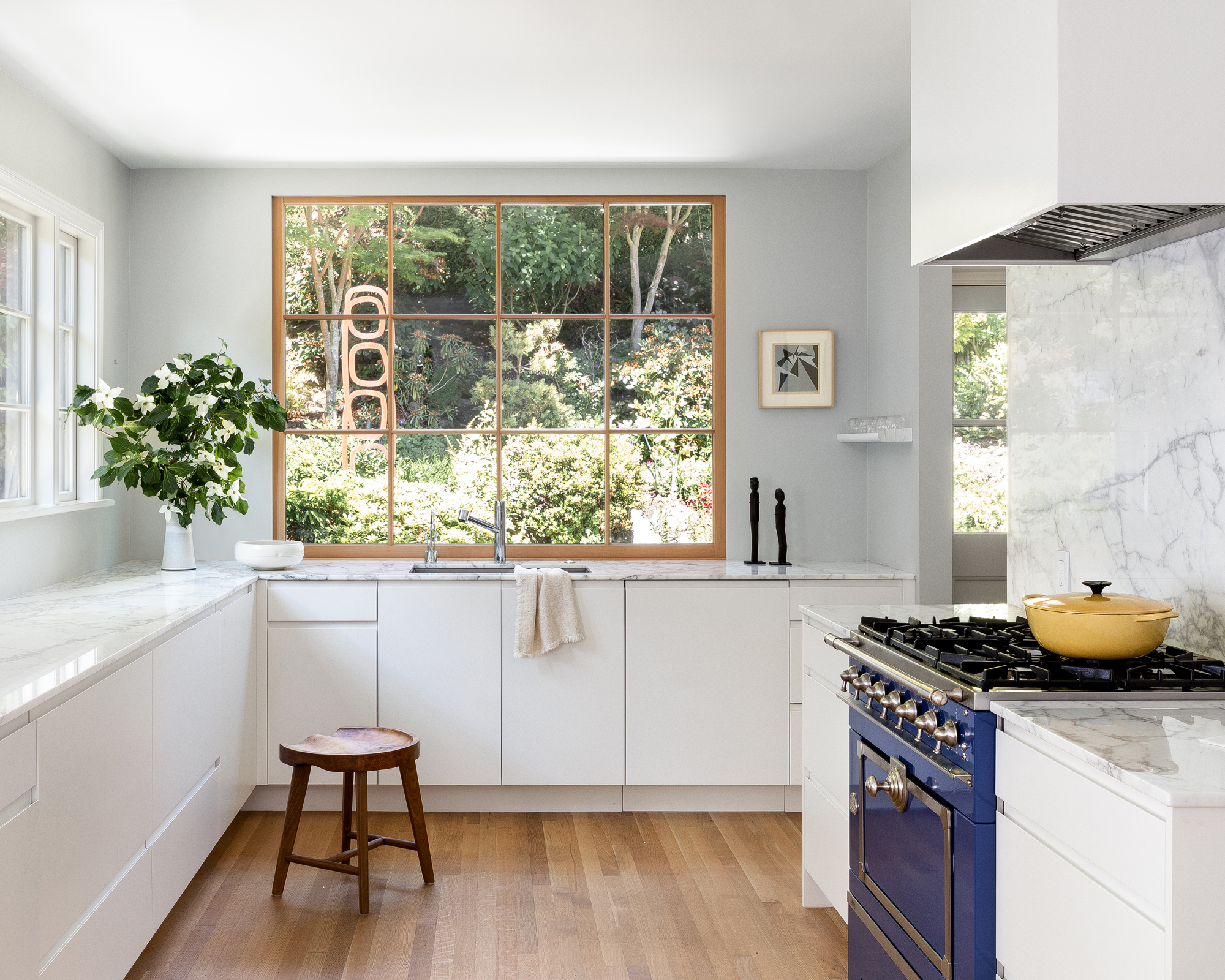 7 Desain Dapur Kecil yang Bikin Ruang Masak Tetap Sejuk dan Lega