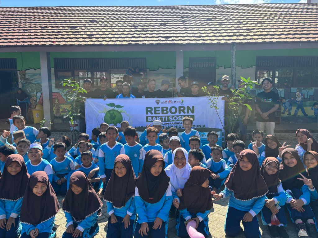 Sekolah di Tanah Bumbu Dapat Bantuan Sampah dan Pohon, Siswa Diajak Peduli Sejak Dini