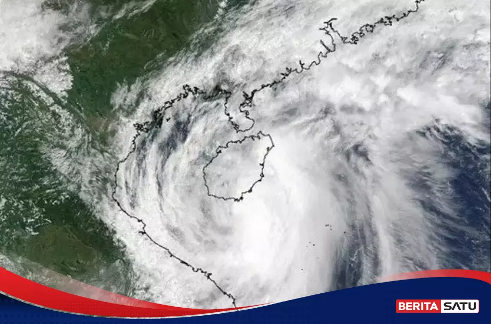 Badai Mekkhala dan Higos Memukul Jepang, 120 Penerbangan Batal dan Banjir Menguat