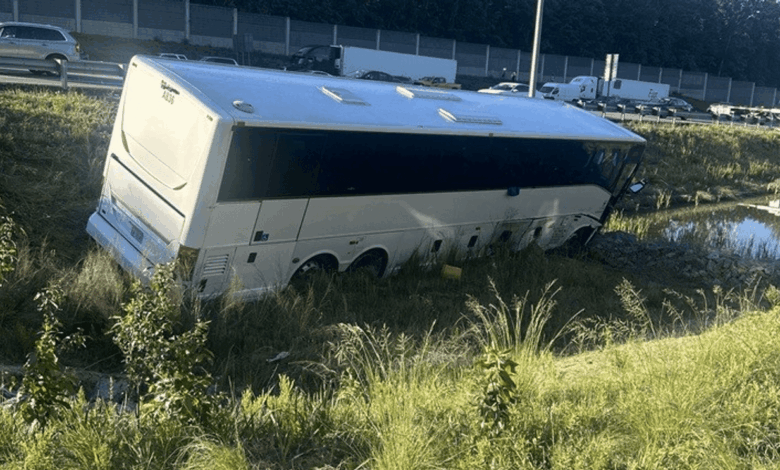 Dua Penumpang Tewas Saat Bus Wisata Terperosok ke Parit di Tol Bawen