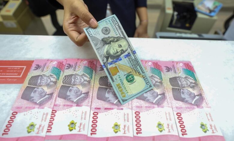 Rupiah Melemah, Selisih Kurs Dolar di BCA, BRI, Mandiri, dan BNI Makin Terlihat