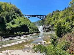 Di Tengah Jembatan Tertinggi Dunia Ada Air Terjun Buatan, Ini Alasan di Baliknya
