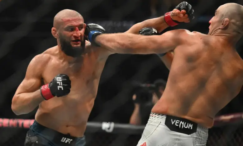 Chimaev Tak Henti Menekan Strickland, Rematch UFC Makin Panas