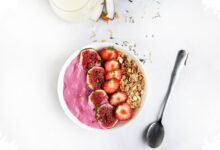 3 Bahan Saja, Smoothie Bowl Ini Bisa Terasa Creamy Seperti Soft Serve