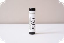 5 Moisturizer Stick yang Praktis, Bantu Wajah Tetap Lembap Seharian