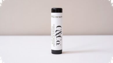 5 Moisturizer Stick yang Praktis, Bantu Wajah Tetap Lembap Seharian