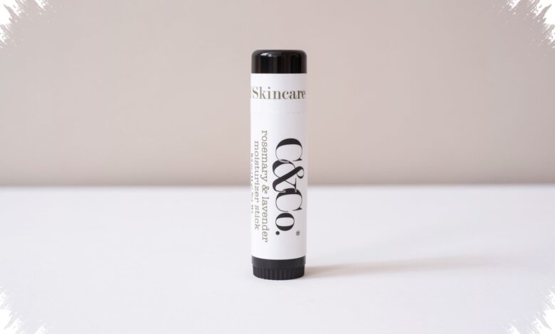 5 Moisturizer Stick yang Praktis, Bantu Wajah Tetap Lembap Seharian