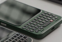 Keyboard Clicks Communicator Simpan Trik Tak Terduga, Penutup Belakangnya Juga Mudah Dibuka