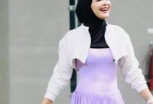 7 Gaya Padu Padan Rok Plisket Ala Denisa Rani, Dari Syar’i hingga Smart Look