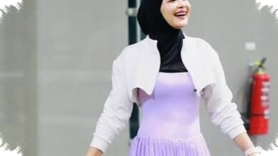 7 Gaya Padu Padan Rok Plisket Ala Denisa Rani, Dari Syar’i hingga Smart Look