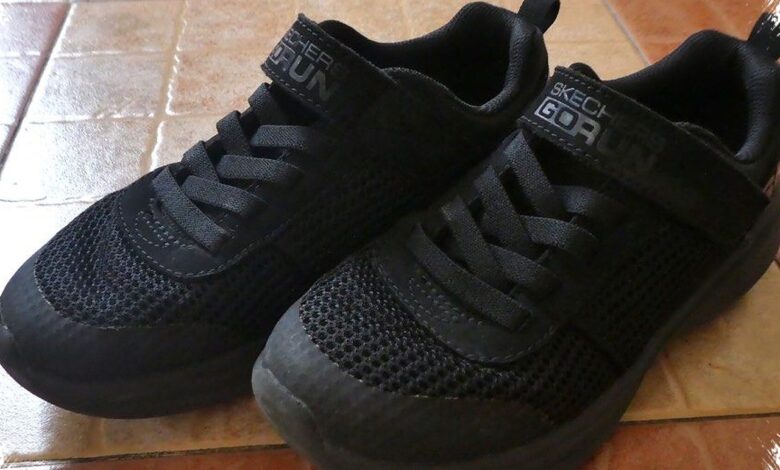 5 Skechers Hitam untuk Sekolah yang Paling Nyaman Dipakai Seharian