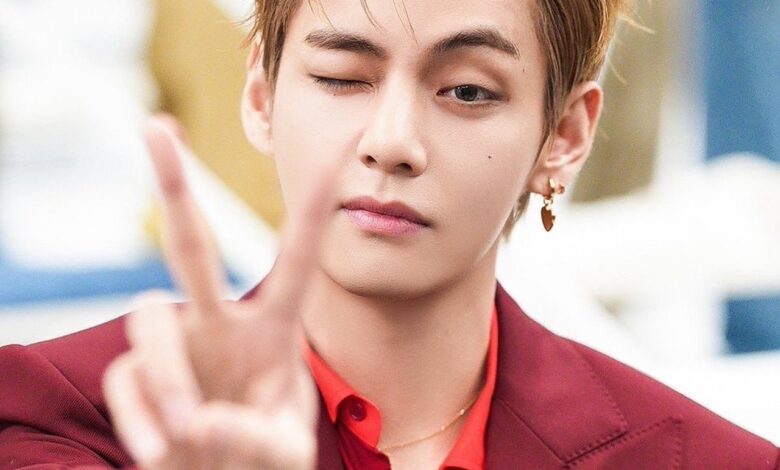 V BTS Tampil Serba Merah di Paris, Penampilannya Langsung Menarik Perhatian