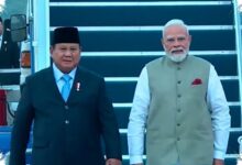 Prabowo Menyambut Modi di Halim, Pengawalan F-16 dan Sukhoi Tampilkan Ketatnya Protokol