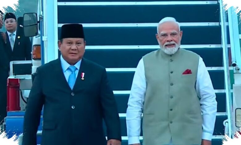 Prabowo Menyambut Modi di Halim, Pengawalan F-16 dan Sukhoi Tampilkan Ketatnya Protokol