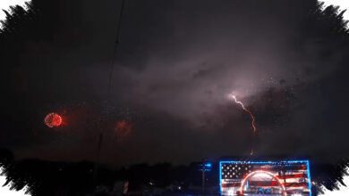 Petir dan Kembang Api Tertangkap Sekaligus, Foto Langka Ini Lahir di Atas Stadion Braves