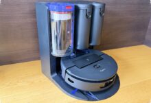Dock Tanpa Kantong Dyson Ini Bisa Ubah Pilihan di Kelas Robot Vacuum Premium