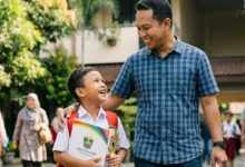 Kehadiran Ayah Saat Ambil Rapor, Momen Kecil yang Menentukan Siap Tidaknya Anak Sekolah