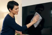 Kain Sembarangan Bisa Merusak Layar TV LED, Ini Cara Aman Membersihkannya