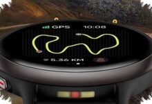 Smartwatch 42 mm ini justru terasa pas di pergelangan kecil, layar AMOLED-nya lebih lega