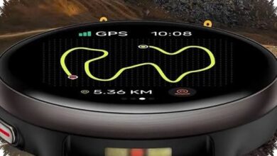 Smartwatch 42 mm ini justru terasa pas di pergelangan kecil, layar AMOLED-nya lebih lega