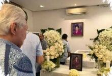 Enggartiasto Lukita Melayat ke Rumah Duka Ibunda Gita Wirjawan, Doa Mengalir