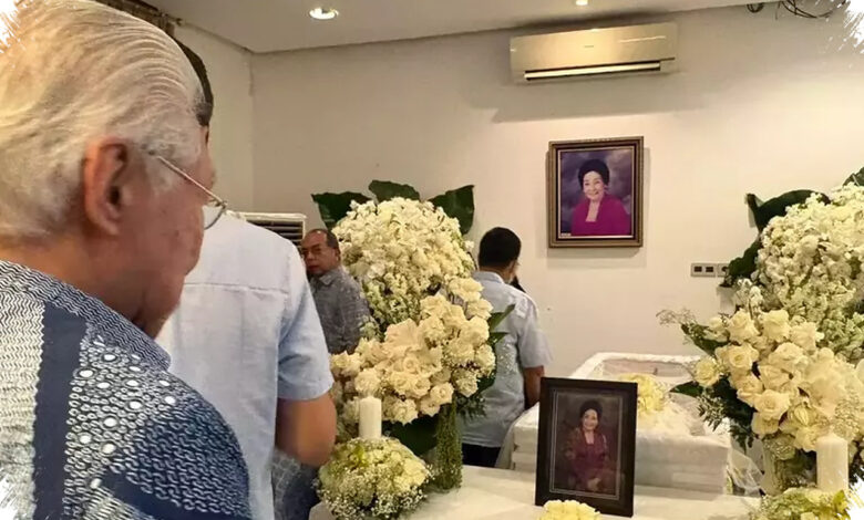 Enggartiasto Lukita Melayat ke Rumah Duka Ibunda Gita Wirjawan, Doa Mengalir
